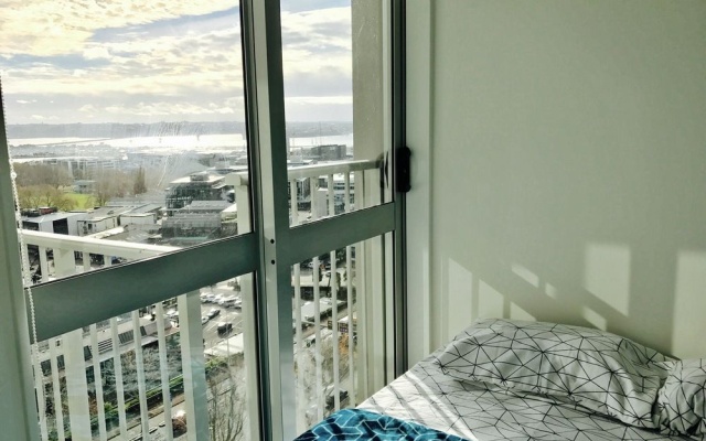 Cosy Two Bedroom High Rise with Harbor Views – Guest Rooms – Auckland