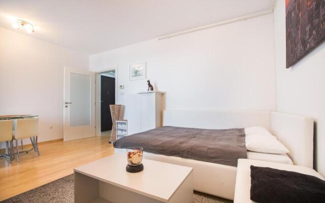 Cozy & Modern Studio with Balcony