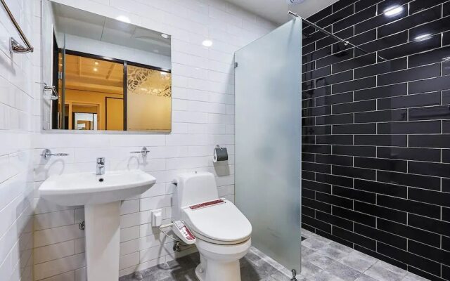 Hotel Forest River Novel