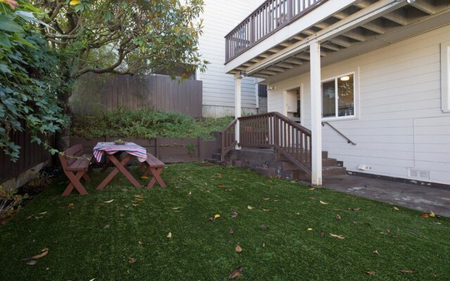 Charming & Cozy Dolores Park Condo by RedAwning