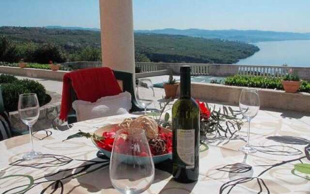 Attractive Villa Antonio Apartment in Opatija near Črnikovica Beach