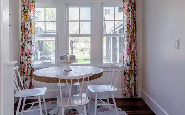 Remodeled 1920s Bungalow & Retro Casita