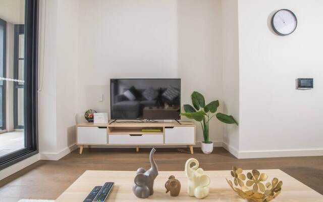 Bright & Modern! 2bed 2bath APT With Parking