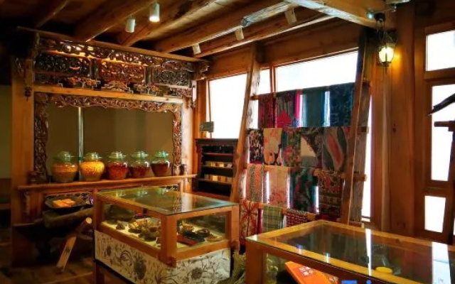 Tibetan-style Courtyard Hotel