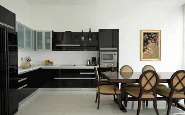 Sunset Plaza Apartment
