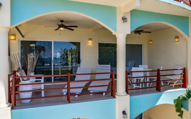 Immaculate 3BD Beachfront Condo With Pool in Surfside