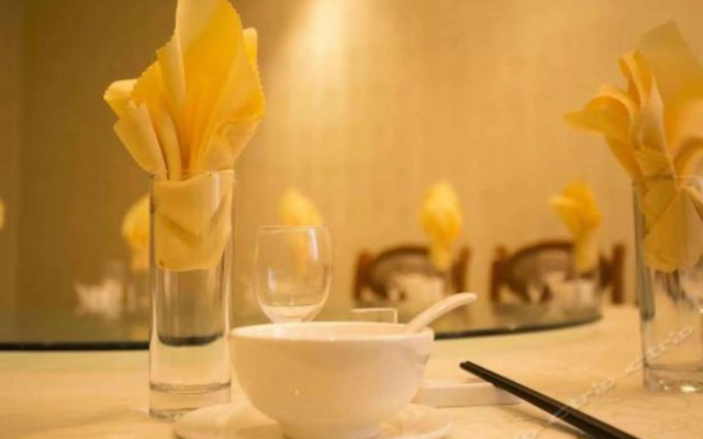 Xiling Snow Mountain Maple Leaf Hotel