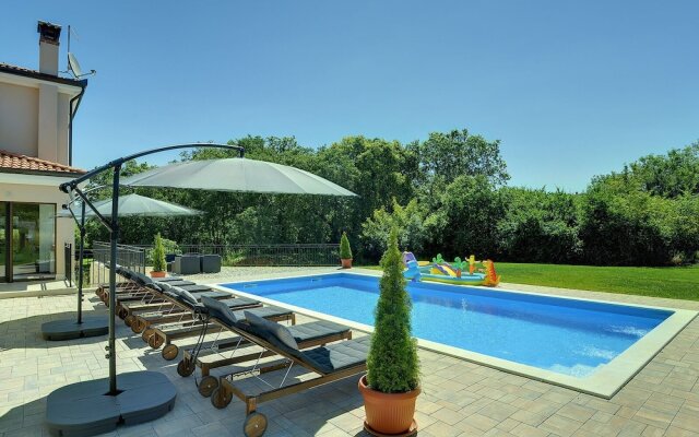 Villa With Pool and Sunshade in Rovinj