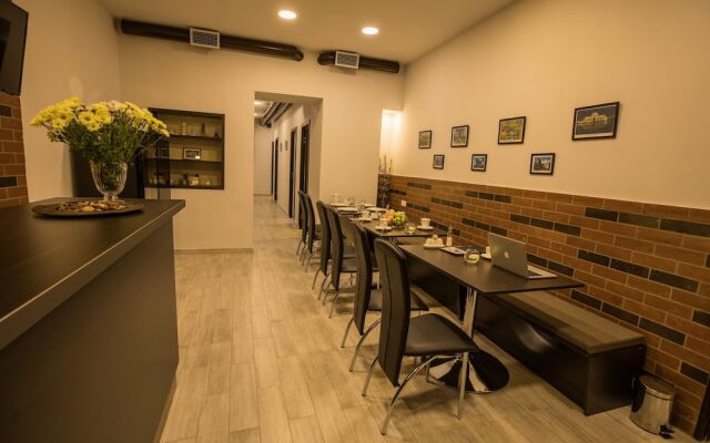 5 Rooms Mini-Hotel & Tours