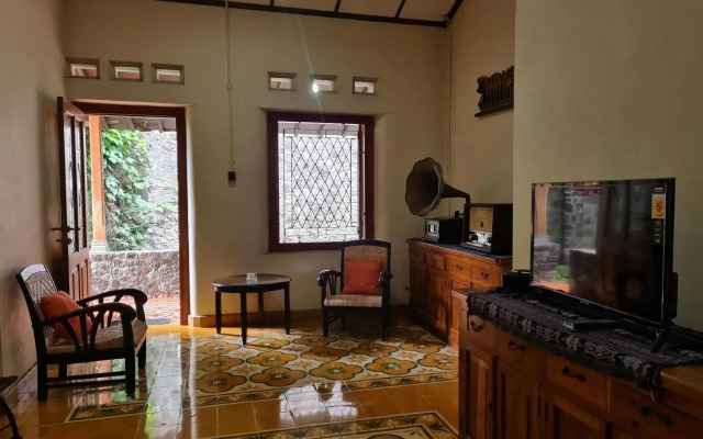Omah Pitoe Guest House