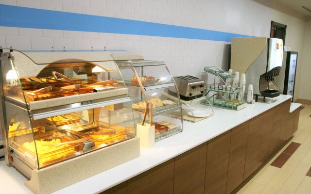 Holiday Inn Express & Suites Clarion