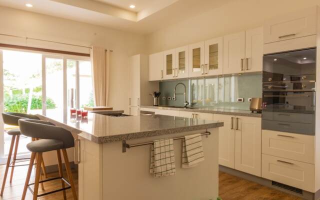 Luxury 5 Bedroom Pool Villa Amrahs