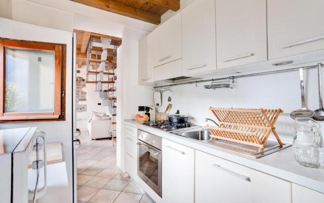 Design Apartment with Lake View!