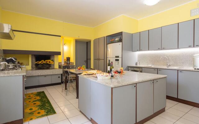 Splendid Villa in Macerata With Pool & Views