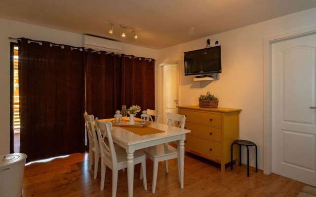 Mobile Home Rock Samphire 2