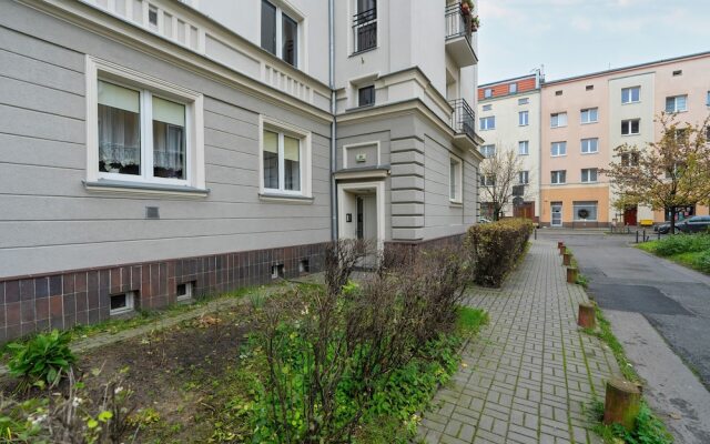 Traditional Apartment by Renters