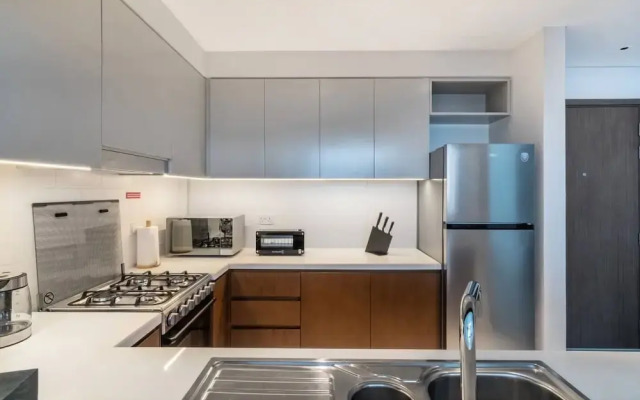 Bright 2BR in top Creek Rise Tower