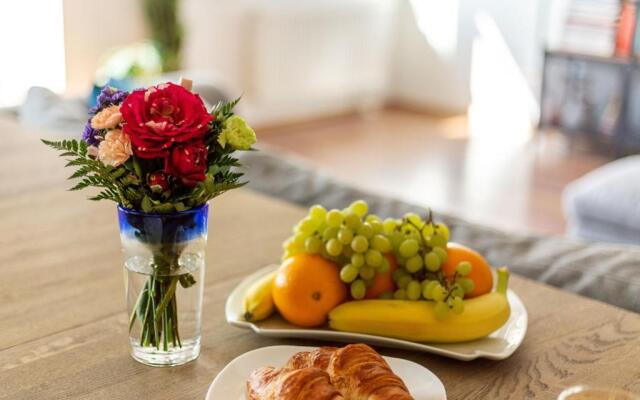 #stayhere - Spacious & Bright 1BDR Apartment Shopping District
