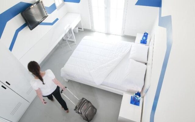 Wave Hotel & Cafe