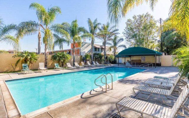 Colonial Pool and Spa Motel