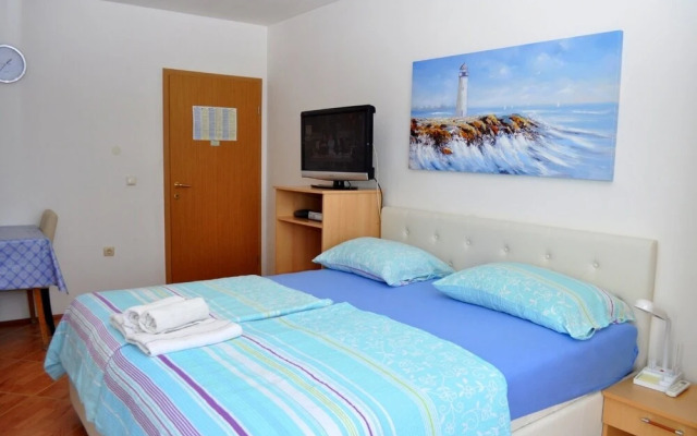 Ivi - big Parking and Courtyard - SA5