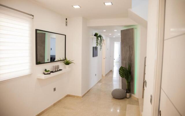 Spacious 200 sq.m. penthouse with sea view terraces