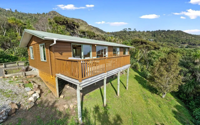 Seaview, Sun and Surf - Piha Holiday Home