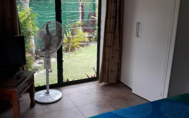 Dorothy's Muri Beach Bungalows