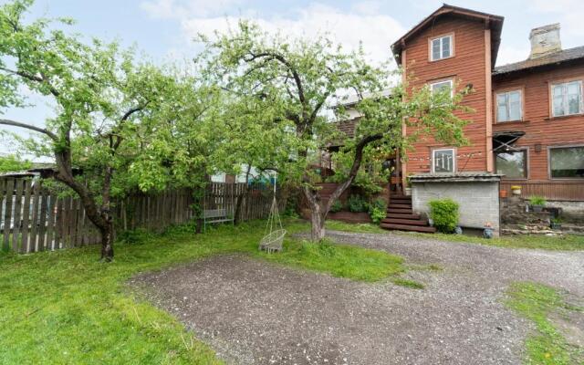 Unique 3 floor apartment. Garden, great location!