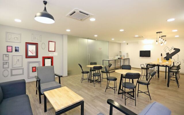 OYO Townhouse 017 HUDA City Center