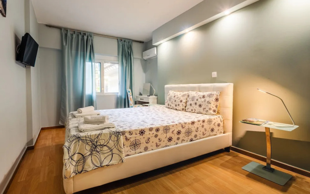 City-Sea Fusion, Elegant Gem Minutes from the Beach