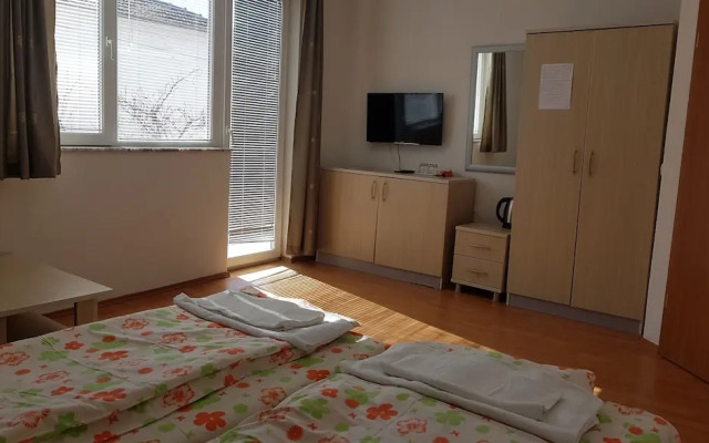 Luccia Apatments-Villa Laguna - Hostel