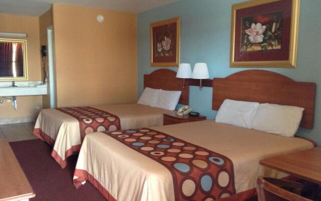 Econo Lodge Inn & Suites