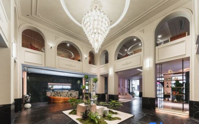 Shanghai People's Square Nanjing East Road Pedestrian Street Treasury Hotel