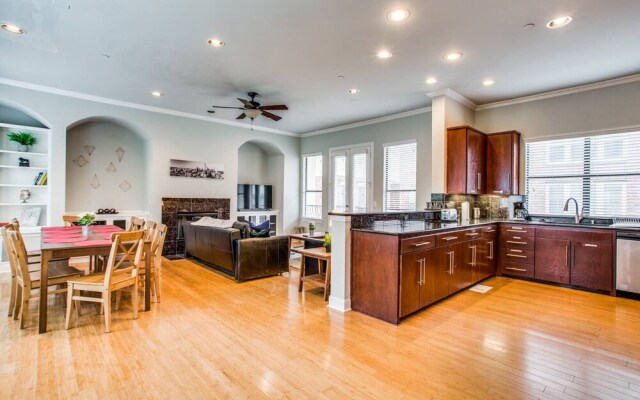 Gorgeous Oak Lawn Townhouse