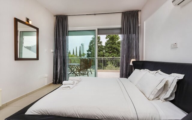 Bay View Gardens Apartments with Pool