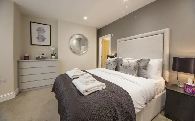 Chelsea Beautiful Two Bedroom  Apartment