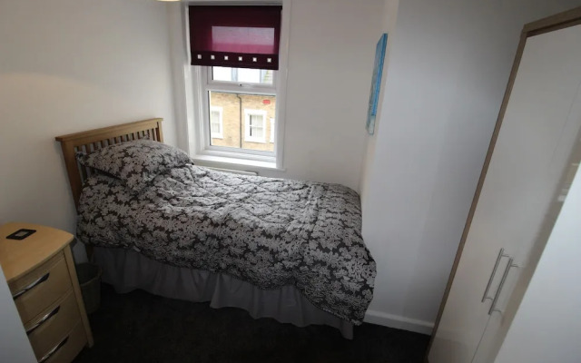 Modern two Bedroom Apartment Ideally Located