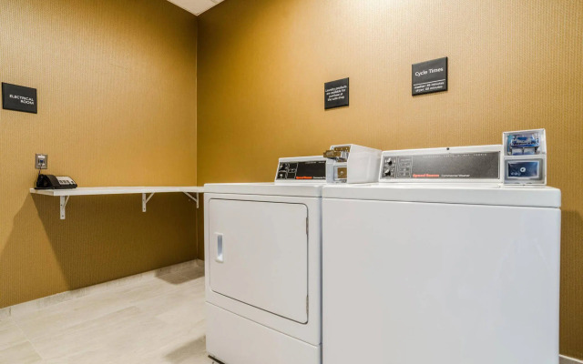 Flag Point Inn & Suites Pratt by FairBridge
