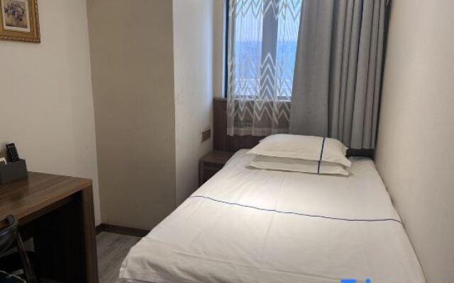 Ruo Bi Lin Hotel（Shanghai Lujiazui Century Avenue Metro Station Hotel）