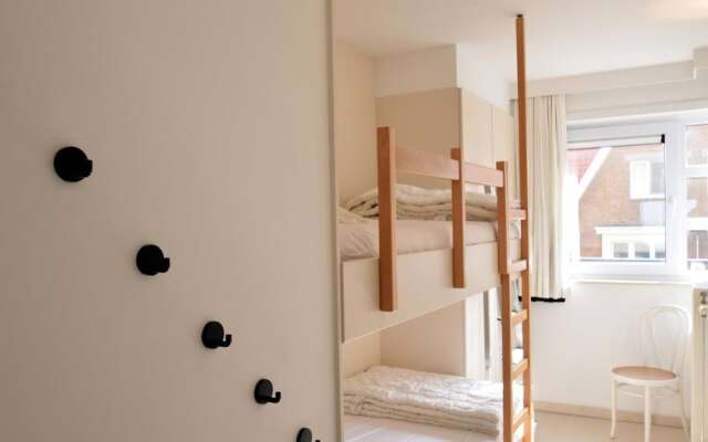 Apartment on Zeedijk With Sea View