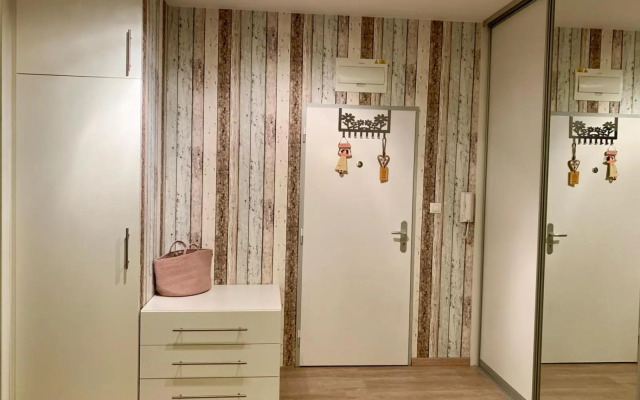 Modern apt, nice view and a walk to city centre