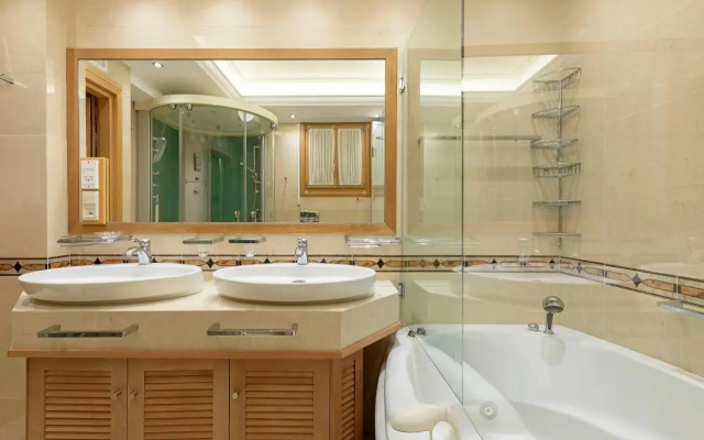 Vouliagmeni's Elegance by Acropolis Suites