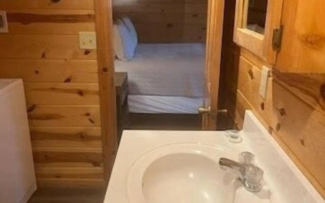 Ridgeview Retreat Seclude Cabin Includes Wifi, Cable, and Charcoal Grill by Redawning