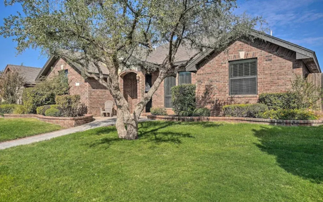 Luxe Midland Retreat w/ Patio, Grill & Yard!