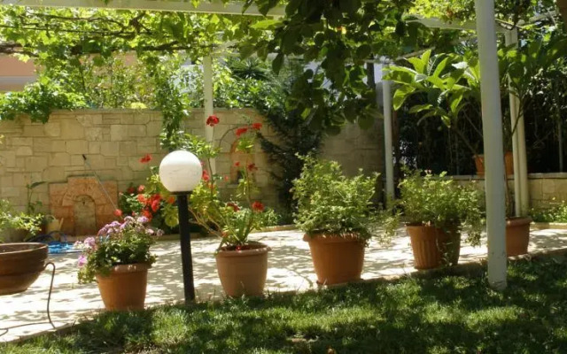 Phaethon Apartments & Studios