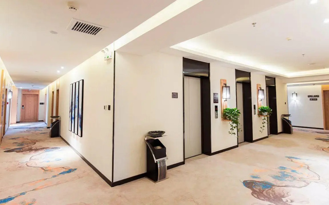 Gujing Junlai Hotel (Luhe Convention & Exhibition Center)