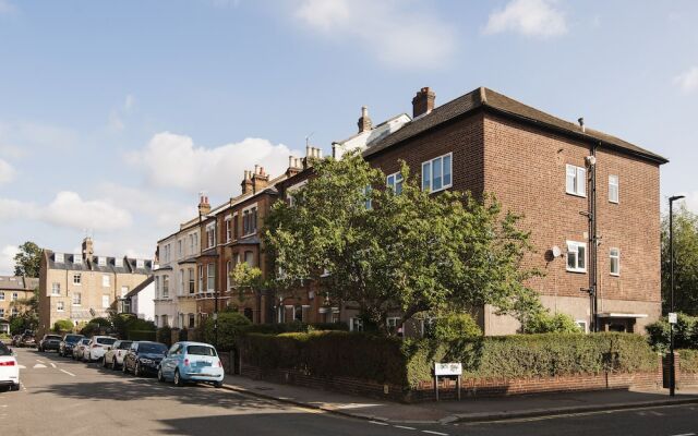 Bright and Breezy home by Clapham Common