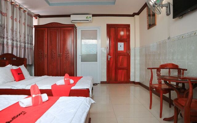 RedDoorz near Thong Nhat Street