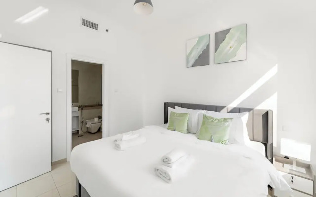 HiGuests - Exceptional Apt with Furnished Terrace By the Sea